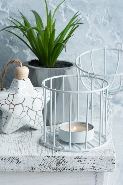 İskandinav iç mimarisi yanan bir mum ve beton arka plandaki bir dekor kadar sulu. Metin için alanı kopyala