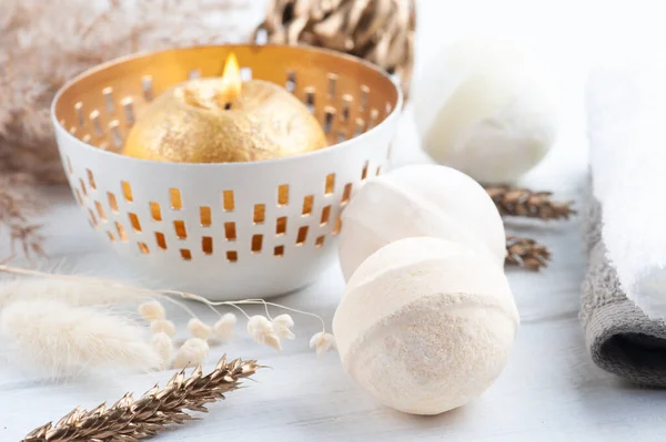 Kuru çiçeklerle, aroma mumlarıyla ve havlularla kaplıca kompozisyonunda banyo bombaları. Aromaterapi düzenleme, zen natürmort