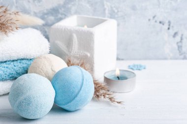 Kuru çiçekli, aroma mumlu ve havlulu mavi beyaz spa kompozisyonunda banyo bombaları. Aromaterapi düzenleme, zen natürmort