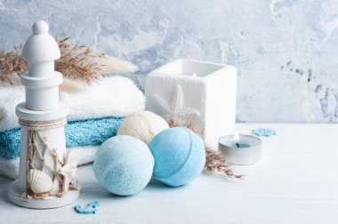 Kuru çiçekli, aroma mumlu ve havlulu mavi beyaz spa kompozisyonunda banyo bombaları. Aromaterapi düzenleme, zen natürmort