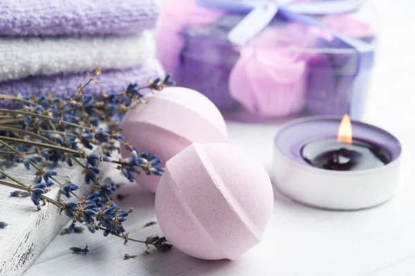 Rosa Aromabadebomben Wellness Komposition Mit Trockenen Lavendelblüten Und Handtüchern Aromatherapie — Stockfoto