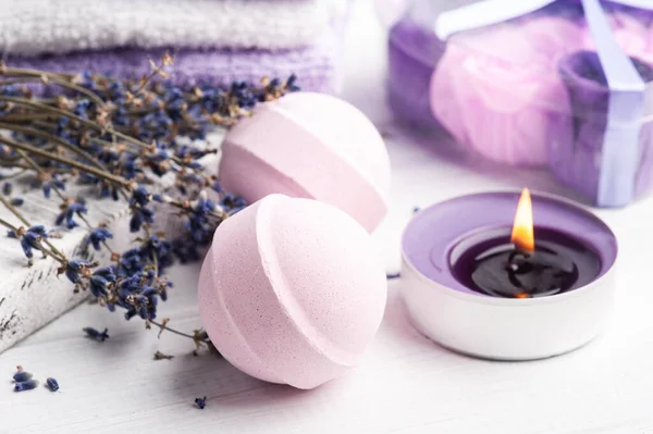 Rosa Doftbad Bomber Spa Sammansättning Med Torra Lavendel Blommor Och — Stockfoto