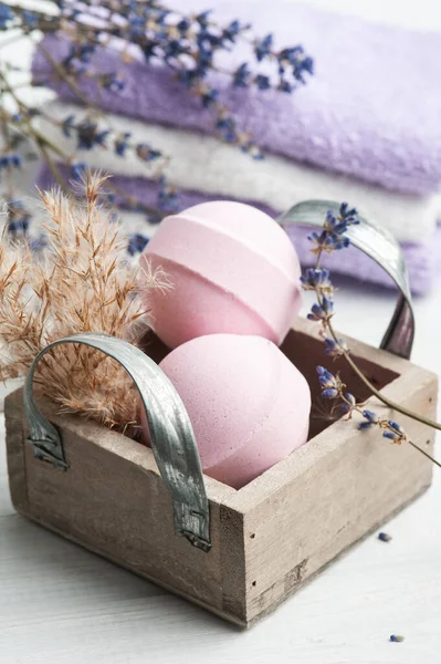 Rosa Aromabadebomben Wellness Komposition Mit Trockenen Lavendelblüten Und Handtüchern Aromatherapie — Stockfoto