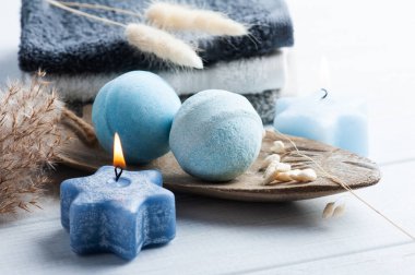 Kuru çiçekler ve havlularla kaplıca kompozisyonunda Aroma mavisi banyo bombaları. Aromaterapi aranjmanı, yanan yıldız mumuyla hayat. 