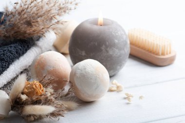 Kuru çiçekler ve havlularla kaplıca kompozisyonunda Aroma banyosu bombaları. Aromaterapi aranjmanı, gri mumlar ve vücut fırçalarıyla dolu bir hayat.