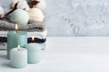 Kuru çiçekler ve havlularla kaplıca kompozisyonunda yeşil aroma banyosu bombaları. Aromaterapi düzenlemesi, yanan mumlar ve vücut fırçalarıyla dolu bir hayat.