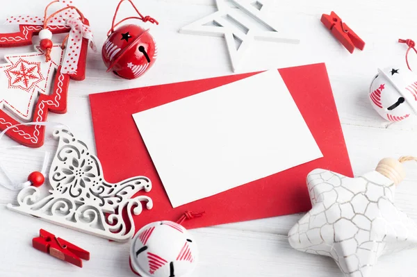 Κενό Κόκκινο Φάκελο Κενό Σημείωμα Και Λευκά Χριστουγεννιάτικα Παιχνίδια Ξύλινο — Φωτογραφία Αρχείου