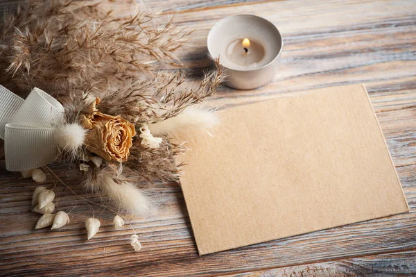 Leere Umschläge Und Entzündete Duftkerzen Und Trockene Blumen Auf Rustikalem — Stockfoto