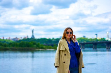 Genç kadınlar nehir banyosunda