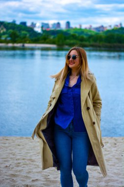 Genç kadınlar nehir banyosunda