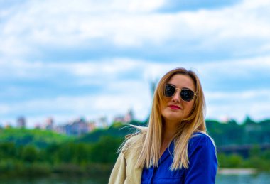 Genç kadınlar nehir banyosunda