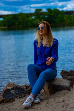 Genç kadınlar nehir banyosunda