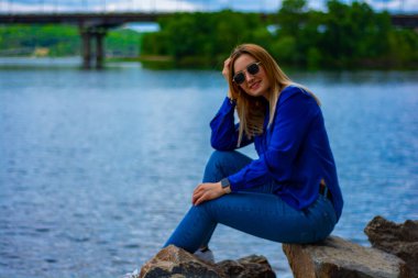 Genç kadınlar nehir banyosunda