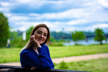 Genç kadınlar nehir banyosunda