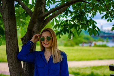 Genç kadınlar nehir banyosunda