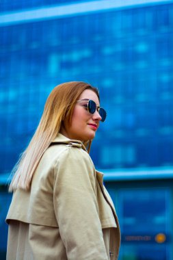 Genç kadınlar nehir banyosunda