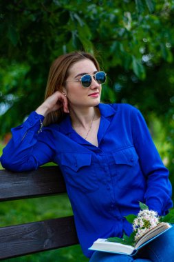 Genç kadınlar nehir banyosunda