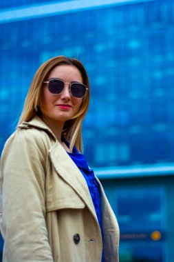 Genç kadınlar nehir banyosunda