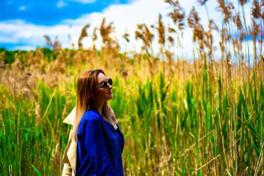 Genç kadınlar nehir banyosunda