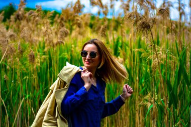 Genç kadınlar nehir banyosunda