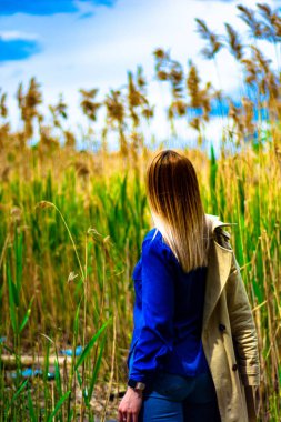 Genç kadınlar nehir banyosunda