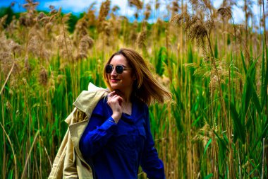 Genç kadınlar nehir banyosunda