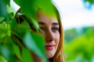 Genç kadınlar nehir banyosunda