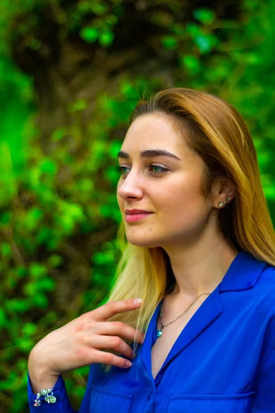 Genç kadınlar nehir banyosunda