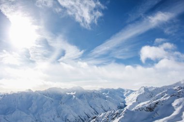 Dağların tepesinde bulutlar olan Alp gökyüzü
