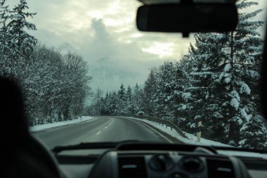 Avusturya 'nın Tirol kentindeki karlı dağlardan arabayla geçeceğiz.