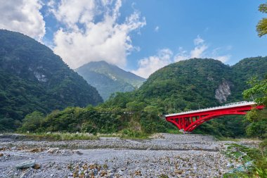 Taroko dağın Xiulin İlçesi, Hualien, Tayvan Red Shakadang bridge ile güzel manzara manzara.