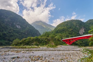 Taroko dağın Xiulin İlçesi, Hualien, Tayvan Red Shakadang bridge ile güzel manzara manzara.