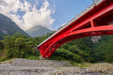 Taroko dağın Xiulin İlçesi, Hualien, Tayvan Red Shakadang bridge ile güzel manzara manzara.
