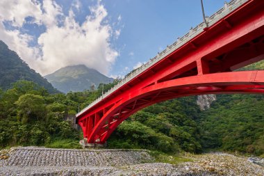 Taroko dağın Xiulin İlçesi, Hualien, Tayvan Red Shakadang bridge ile güzel manzara manzara.