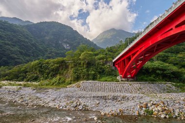 Taroko dağın Xiulin İlçesi, Hualien, Tayvan Red Shakadang bridge ile güzel manzara manzara.