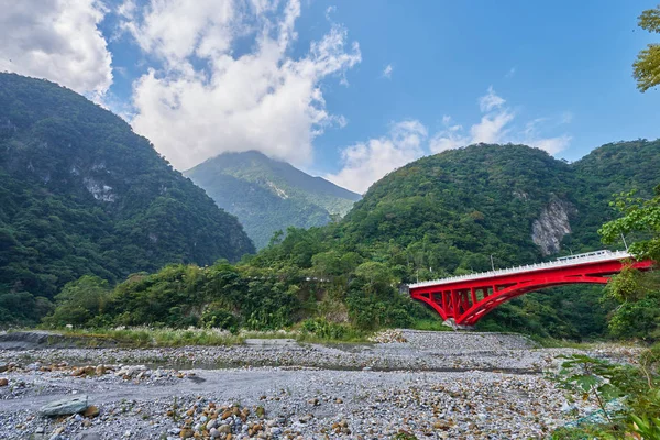 Taroko dağın Xiulin İlçesi, Hualien, Tayvan Red Shakadang bridge ile güzel manzara manzara.