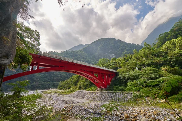 Taroko dağın Xiulin İlçesi, Hualien, Tayvan Red Shakadang bridge ile güzel manzara manzara.