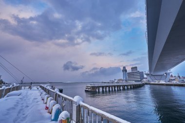 Bir güzel Aomori port çevresinde Aomori Prefecture Japonya'da uzun Aomori Körfez Köprüsü.