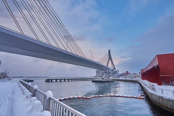 Güzel bir Aomori ili Japonya'da en uzun Aomori Körfez Köprüsü.