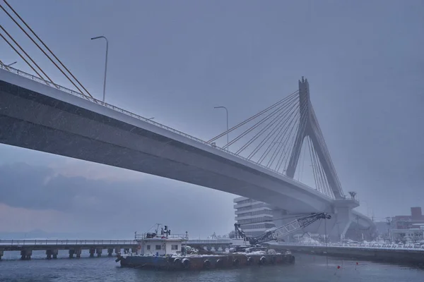 日本青森县最长的青森湾桥的美丽 图库图片