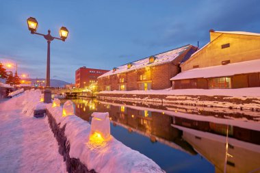Güzel manzara manzara kış günbatımı zamanında Otaru kanalı Otaru şehir, Hokkaido, Japonya'nın.