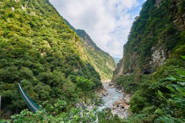 Güzel Shakadang Nehri yakınında yutmak mağara Yanzikou, Taroko Milli Parkı, Hualien, Tayvan.