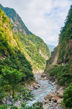 Güzel Shakadang Nehri yakınında yutmak mağara Yanzikou, Taroko Milli Parkı, Hualien, Tayvan.