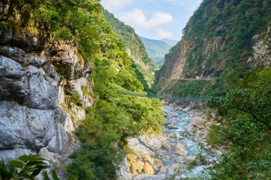 Güzel Shakadang Nehri yakınında yutmak mağara Yanzikou, Taroko Milli Parkı, Hualien, Tayvan.