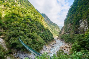 Güzel Shakadang Nehri yakınında yutmak mağara Yanzikou, Taroko Milli Parkı, Hualien, Tayvan.