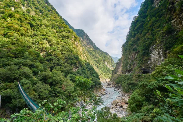 Güzel Shakadang Nehri yakınında yutmak mağara Yanzikou, Taroko Milli Parkı, Hualien, Tayvan.