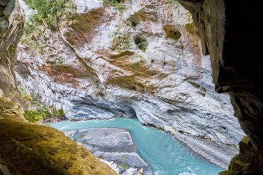Güzel tünel doğal kaya kayalıklarla yutmak mağara Yanzikou, Taroko Milli Parkı, Hualien, Tayvan nehirde Shakadang ile.