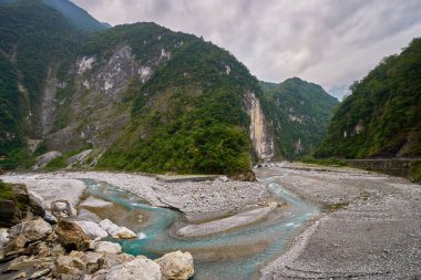 Taroko Milli Parkı Hualien city, Tayvan'ın Changchun tapınak yakınındaki Shakadang Nehri'nin güzel doğal manzaralı.