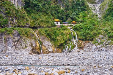 Changchun tapınak Taroko Milli Parkı Hualien city, Tayvan'ın Shakadang Nehri aşağı şelale Uçurumdaki güzel doğal manzaralı.