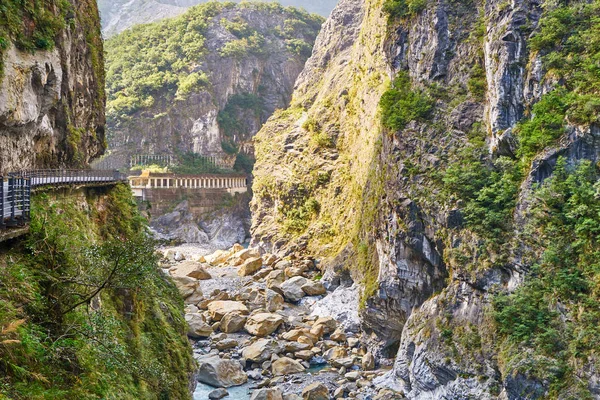 Güzel Shakadang Nehri yakınında yutmak mağara Yanzikou, Taroko Milli Parkı, Hualien, Tayvan.